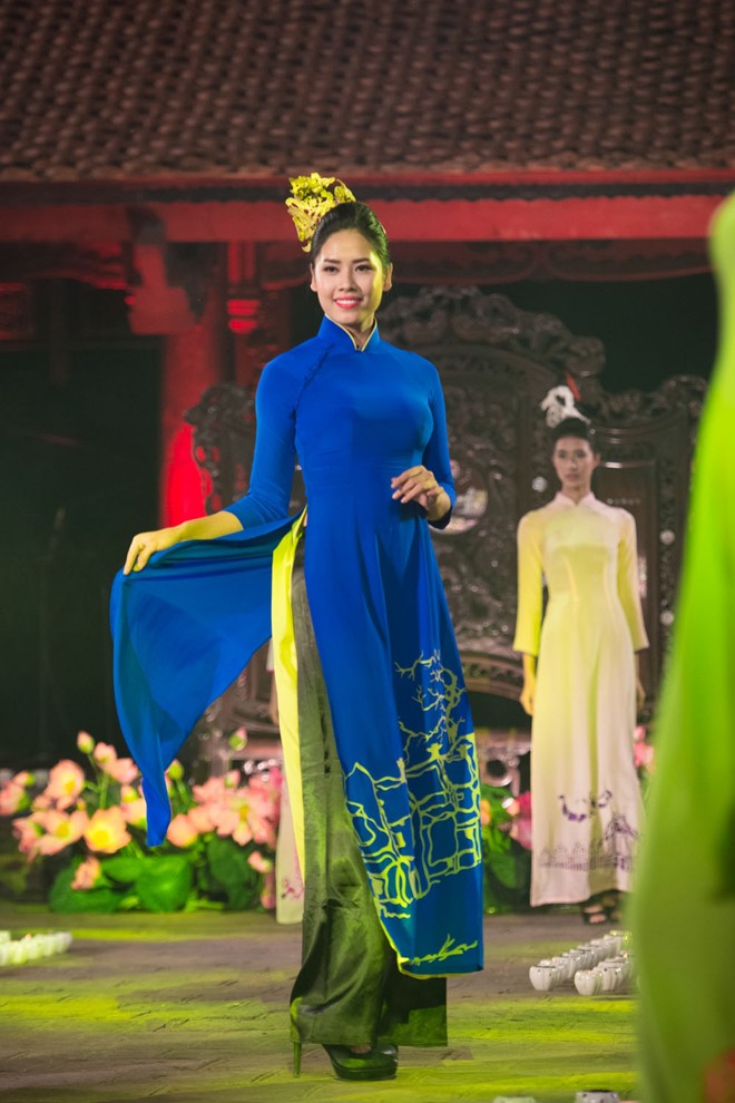 Hoa hậu Ngọc Hân, Thùy Dung trình diễn áo dài tại Văn Miếu - ảnh 10