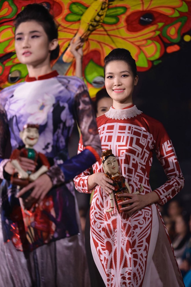 Hoa hậu Ngọc Hân, Thùy Dung trình diễn áo dài tại Văn Miếu - ảnh 4