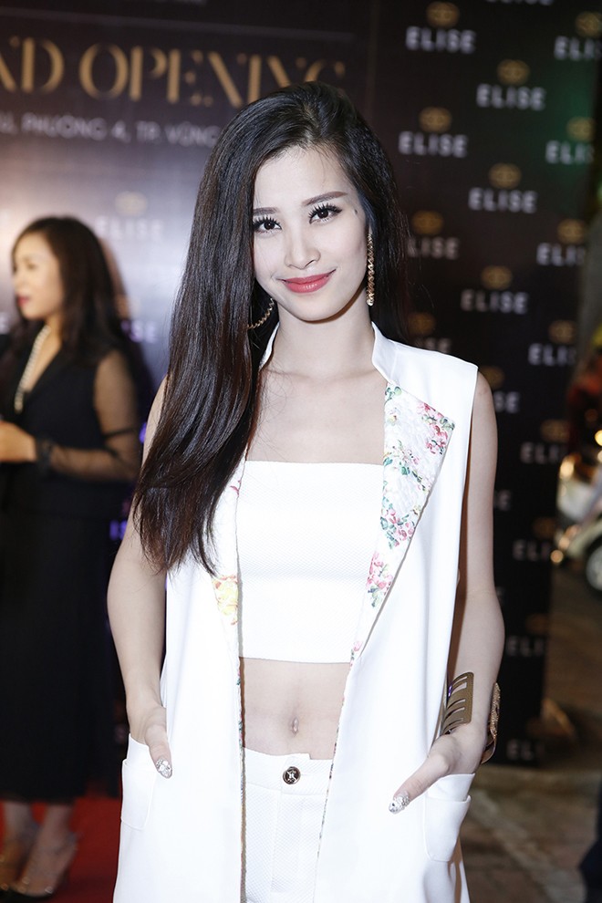 Đông Nhi khoe chân dài sexy khiến fans 'náo loạn' - ảnh 1