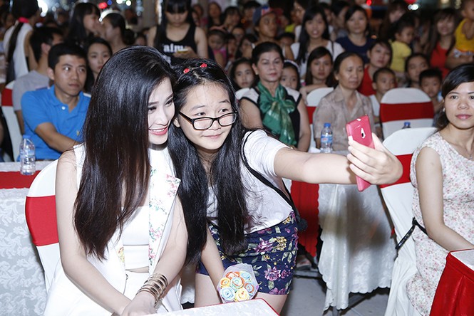 Đông Nhi khoe chân dài sexy khiến fans 'náo loạn' - ảnh 3