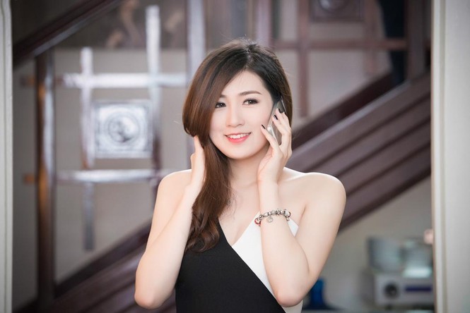 Á hậu Tú Anh quyến rũ với váy đen-trắng đối xứng - ảnh 5
