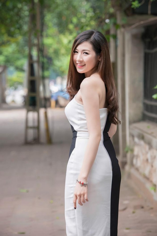 Á hậu Tú Anh quyến rũ với váy đen-trắng đối xứng - ảnh 12