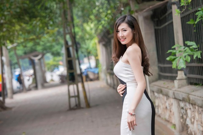 Á hậu Tú Anh quyến rũ với váy đen-trắng đối xứng - ảnh 11