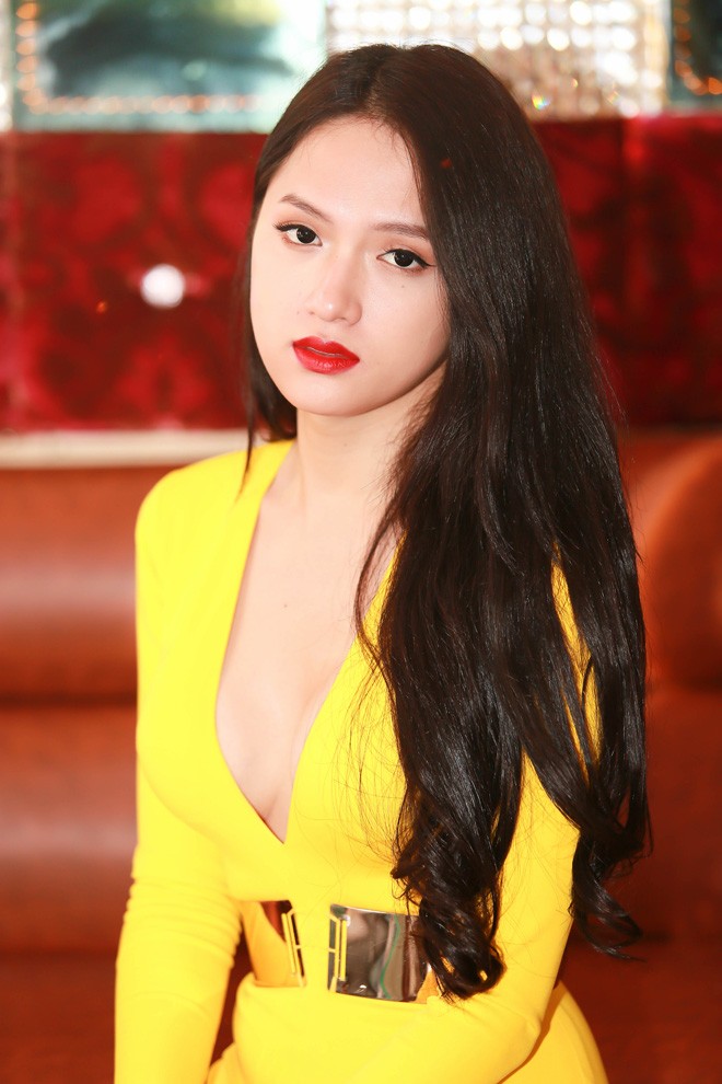 Hương Giang Idol mặc jumpsuit vàng rực khoe vũ đạo bốc lửa - ảnh 8