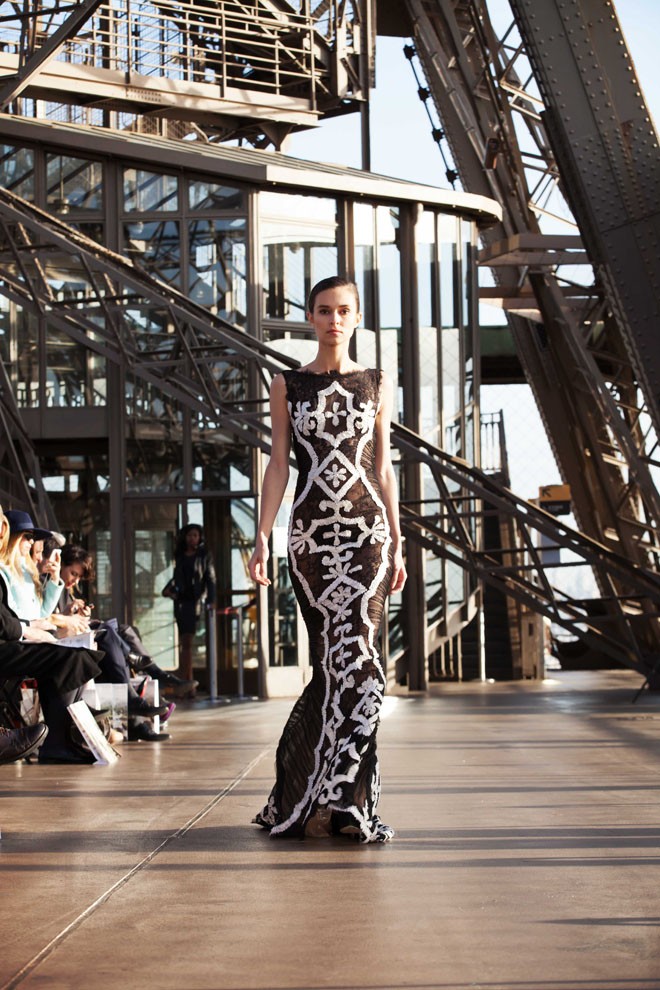 Dàn mẫu Âu-Việt diện váy xuyên thấu trên tháp Eiffel - ảnh 7
