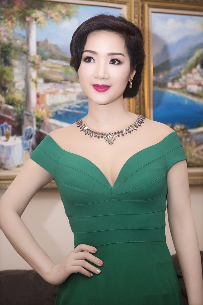 Hoa hậu Giáng My diện váy dạ hội xanh gợi cảm - ảnh 4