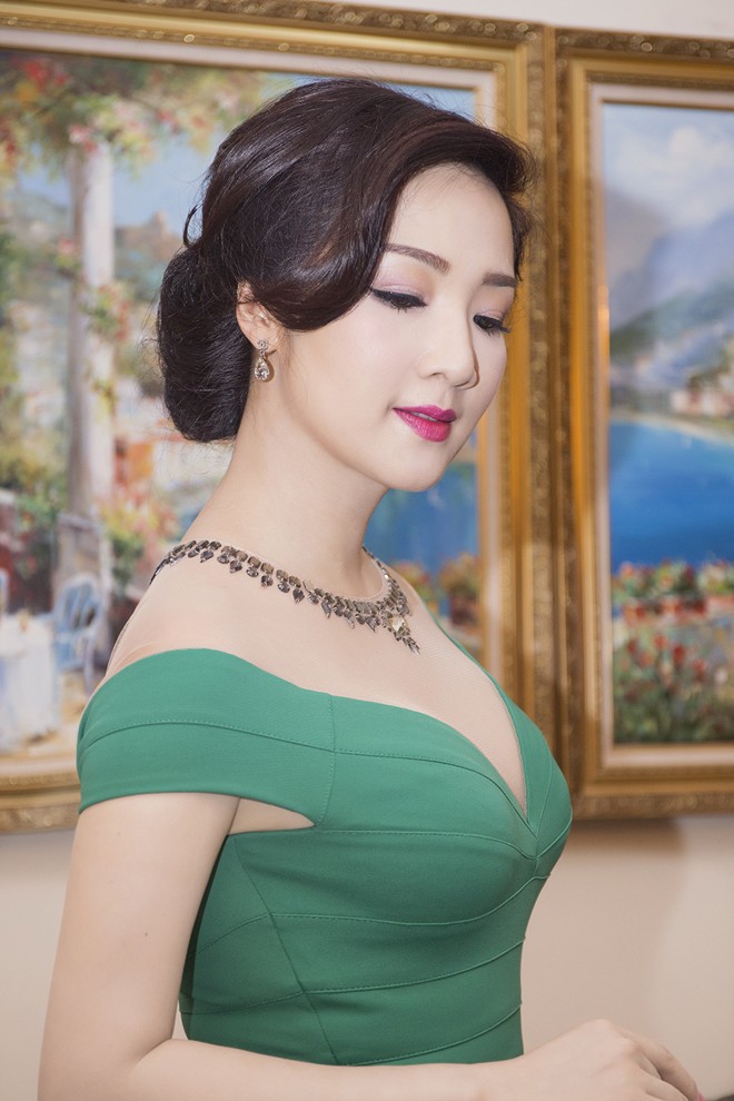 Hoa hậu Giáng My diện váy dạ hội xanh gợi cảm - ảnh 2