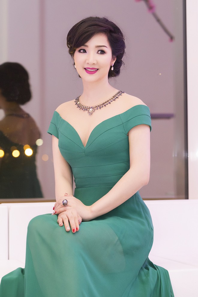 Hoa hậu Giáng My diện váy dạ hội xanh gợi cảm - ảnh 5