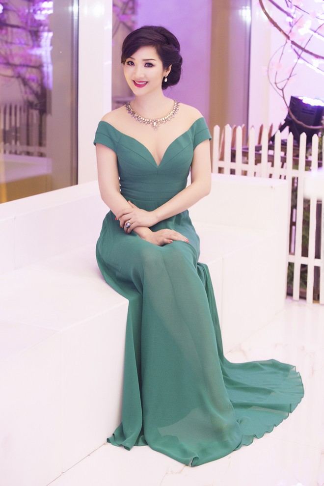 Hoa hậu Giáng My diện váy dạ hội xanh gợi cảm - ảnh 6