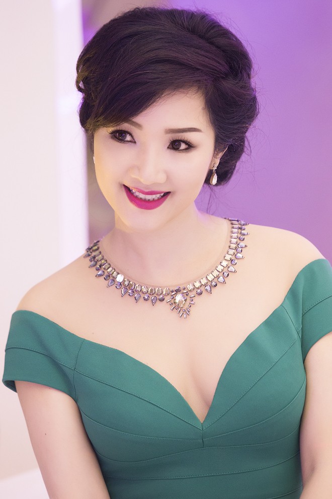 Hoa hậu Giáng My diện váy dạ hội xanh gợi cảm - ảnh 3