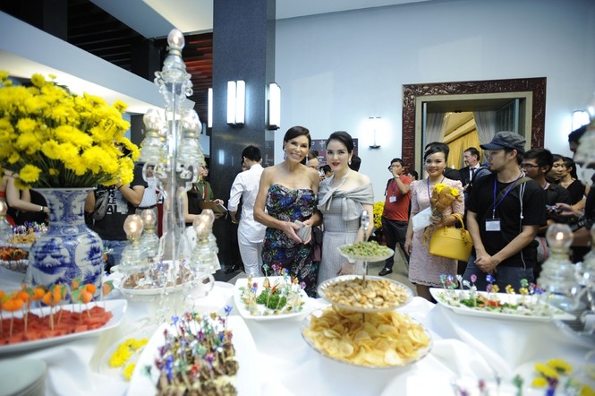 Lý Nhã Kỳ mời nữ tỷ phú Li Băng dự show thời trang - ảnh 4