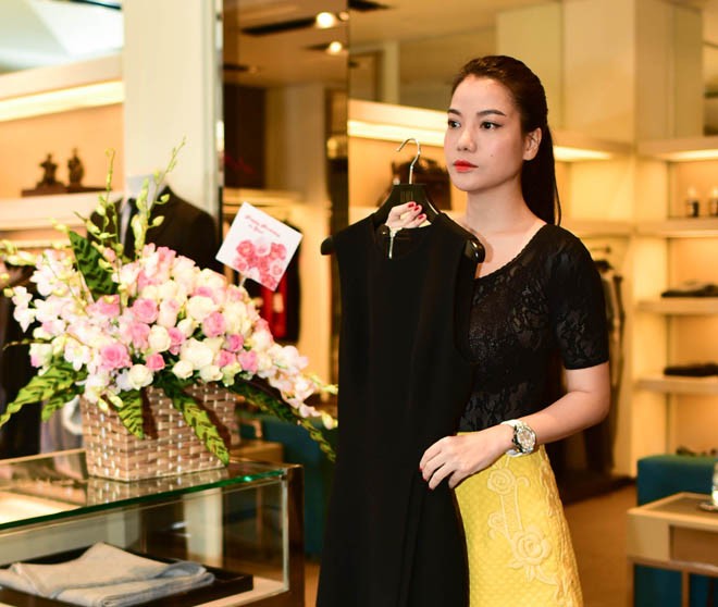 Trương Ngọc Ánh đi mua sắm cùng trai trẻ dịp sinh nhật - ảnh 3