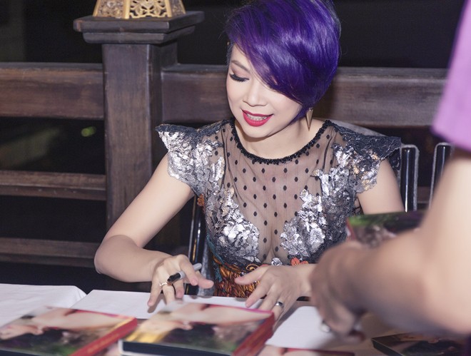 Thanh Thảo khoe vòng một gợi cảm ra mắt album mới - ảnh 1