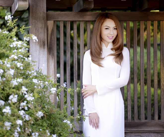Jennifer Chung đẹp dịu dàng với áo dài tinh khôi - ảnh 2