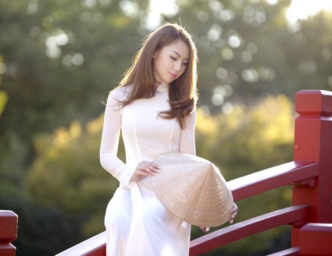 Jennifer Chung đẹp dịu dàng với áo dài tinh khôi - ảnh 4