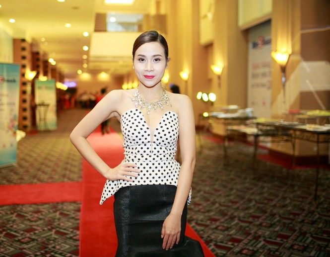 Lưu Hương Giang gợi cảm sánh vai Hồ Hoài Anh dự tiệc - ảnh 2
