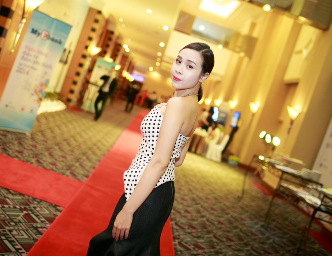 Lưu Hương Giang gợi cảm sánh vai Hồ Hoài Anh dự tiệc - ảnh 4
