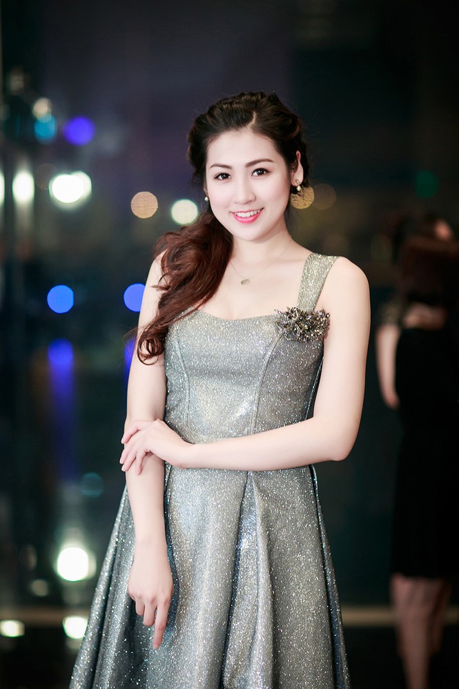 Á hậu Tú Anh lộng lẫy ở Hà Nội, Sài Gòn trong cùng 1 ngày - ảnh 10