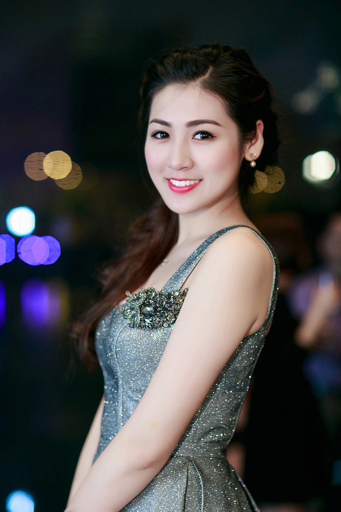 Á hậu Tú Anh lộng lẫy ở Hà Nội, Sài Gòn trong cùng 1 ngày - ảnh 8