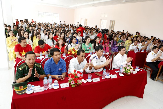 Mang tiếng hát tới các chiến sĩ nơi đảo xa - ảnh 1