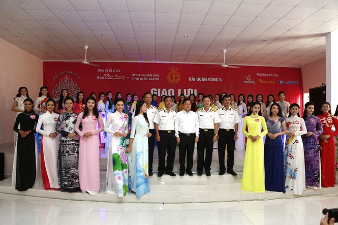 Khi màu áo dài hòa cùng màu áo lính đảo - ảnh 13