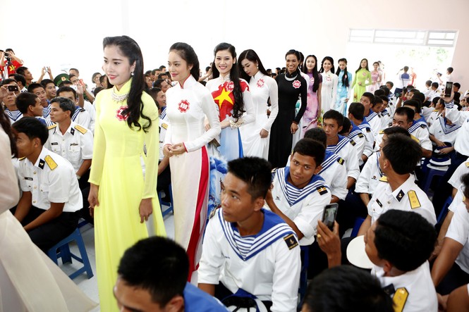 Khi màu áo dài hòa cùng màu áo lính đảo - ảnh 1
