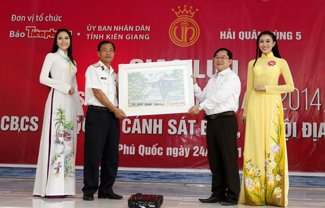 Khi màu áo dài hòa cùng màu áo lính đảo - ảnh 3