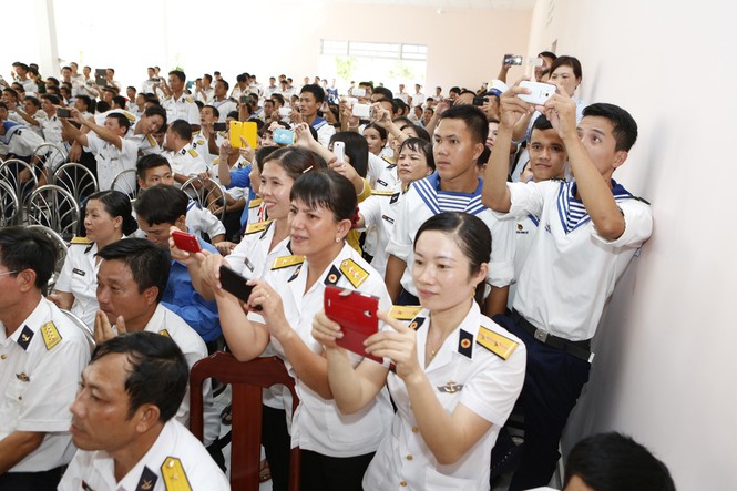 Khi màu áo dài hòa cùng màu áo lính đảo - ảnh 8