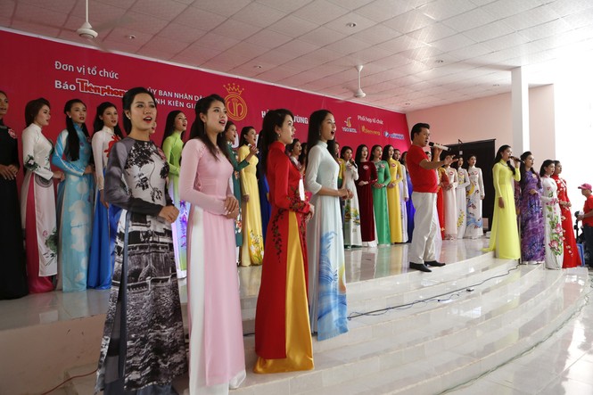 Khi màu áo dài hòa cùng màu áo lính đảo - ảnh 5
