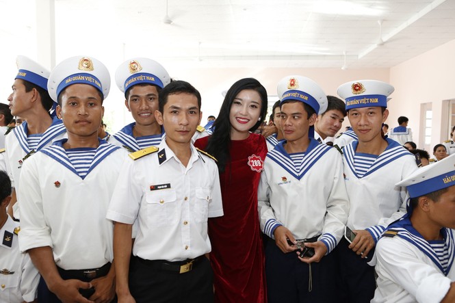 Khi màu áo dài hòa cùng màu áo lính đảo - ảnh 11