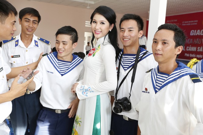 Khi màu áo dài hòa cùng màu áo lính đảo - ảnh 10