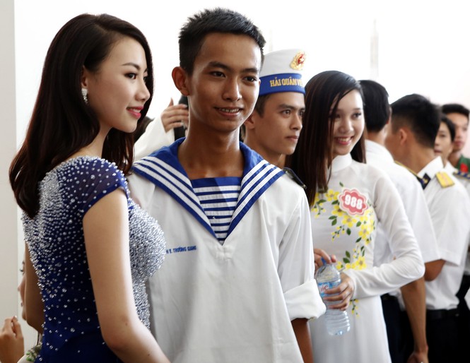Khi màu áo dài hòa cùng màu áo lính đảo - ảnh 12