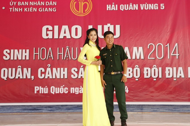 Khi màu áo dài hòa cùng màu áo lính đảo - ảnh 7