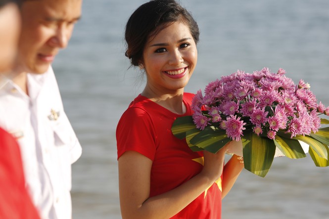 Thả hoa trên biển tưởng nhớ các anh hùng liệt sĩ - ảnh 4