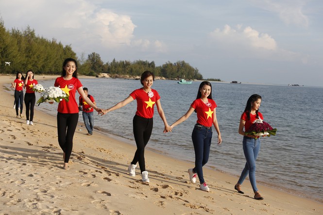 Thả hoa trên biển tưởng nhớ các anh hùng liệt sĩ - ảnh 1