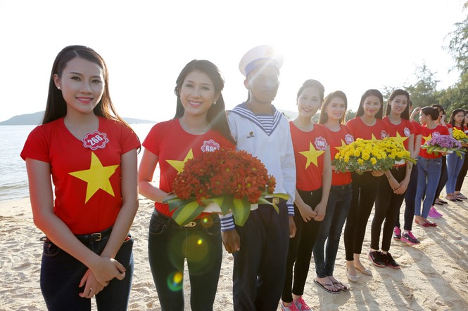 Thả hoa trên biển tưởng nhớ các anh hùng liệt sĩ - ảnh 3