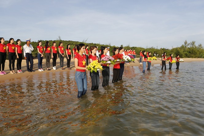Thả hoa trên biển tưởng nhớ các anh hùng liệt sĩ - ảnh 6