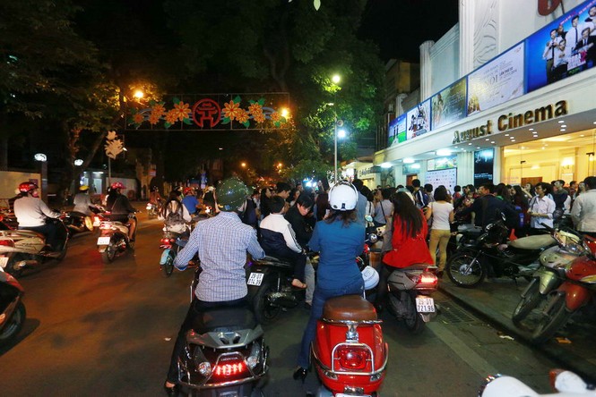 Fans vây kín Phương Thanh và Trang Trần, đường phố tắc nghẽn - ảnh 3