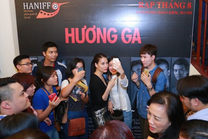 Fans vây kín Phương Thanh và Trang Trần, đường phố tắc nghẽn - ảnh 9