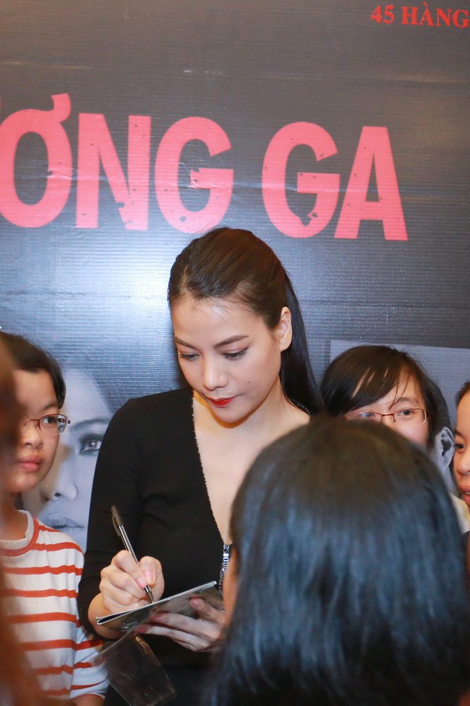Fans vây kín Phương Thanh và Trang Trần, đường phố tắc nghẽn - ảnh 7