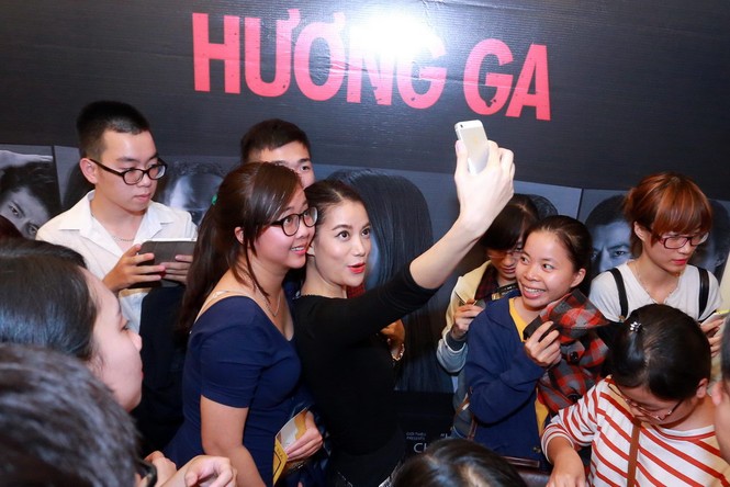 Fans vây kín Phương Thanh và Trang Trần, đường phố tắc nghẽn - ảnh 8