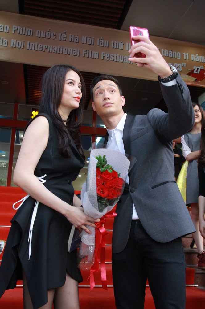 Trang Trần khoe chân miên man, Ngọc Ánh chúm chím môi cười - ảnh 3