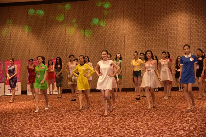 Thí sinh hoa hậu trải nghiệm trên sàn catwalk - ảnh 3