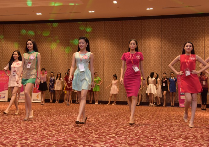 Thí sinh hoa hậu trải nghiệm trên sàn catwalk - ảnh 2