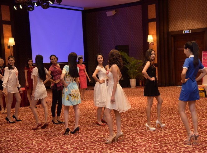 Thí sinh hoa hậu trải nghiệm trên sàn catwalk - ảnh 6