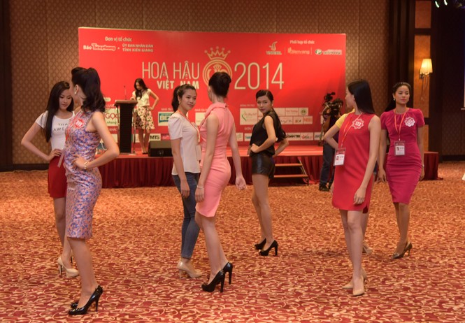 Thí sinh hoa hậu trải nghiệm trên sàn catwalk - ảnh 4