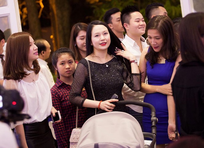 Tuấn Hưng nũng nịu làm lễ đầy tháng cho con trai - ảnh 5