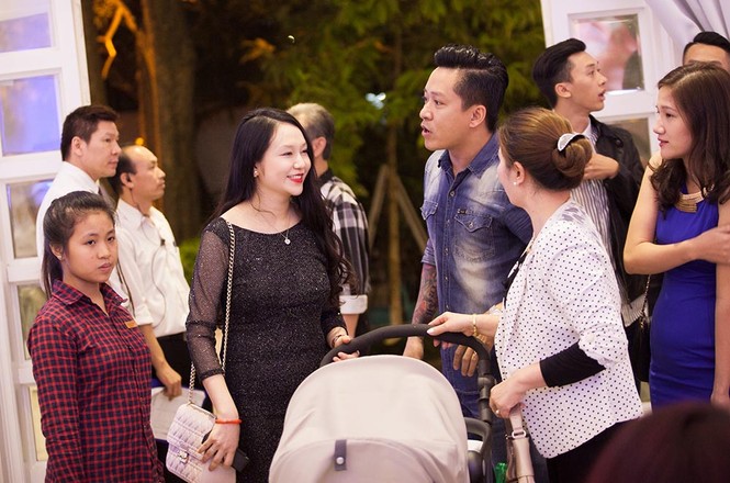 Tuấn Hưng nũng nịu làm lễ đầy tháng cho con trai - ảnh 4