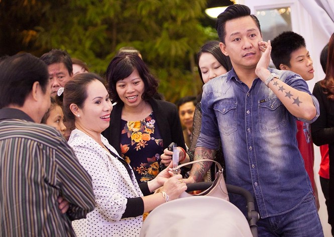 Tuấn Hưng nũng nịu làm lễ đầy tháng cho con trai - ảnh 2