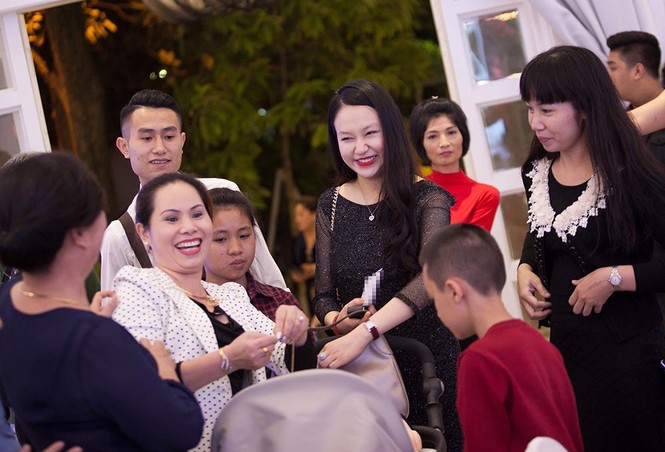 Tuấn Hưng nũng nịu làm lễ đầy tháng cho con trai - ảnh 9